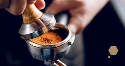 Compactar el café correctamente mejora la extracción para lograr una taza más equilibrada